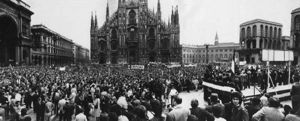 Manifestazione del primo maggio - Comizio in piazza del Duomo - Panoramica sulla piazza - Palco - Folla di manifestanti - Striscioni - Cartelli - Il Duomo