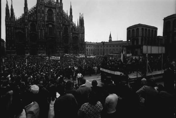 Manifestazione del primo maggio - Comizio in piazza del Duomo - Palco - Folla di manifestanti - Striscioni - Cartelli - Il Duomo - Palazzo Reale e Palazzo dell'Arengario