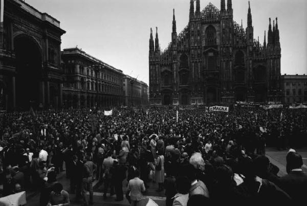 Manifestazione del primo maggio - Comizio in piazza del Duomo - Folla di manifestanti - Striscioni - Cartelli - Il Duomo