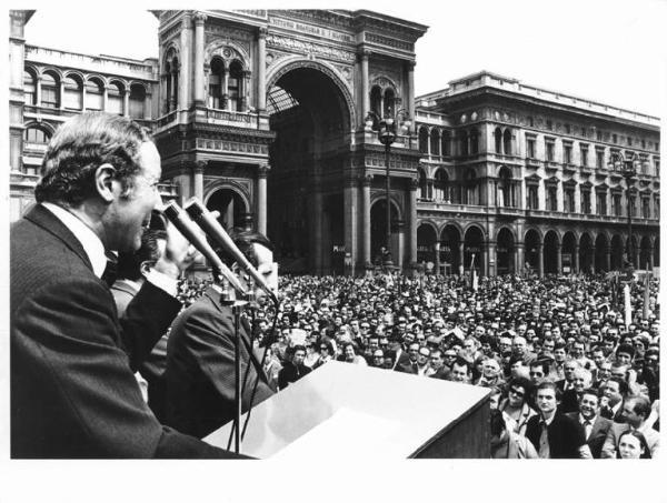 Manifestazione del primo maggio - Comizio in piazza del Duomo - Palco - Bruno Storti, segretario della Cisl, al microfono - Folla di manifestanti - Cartelli