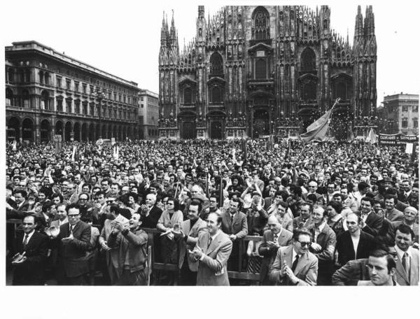 Manifestazione del primo maggio - Comizio in piazza del Duomo - Panoramica sulla piazza - Folla di manifestanti - Striscioni - Bandiere - Il Duomo