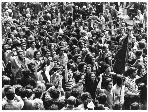 Manifestazione del primo maggio - Corteo - Particolare giovani salutano con il pugno chiuso - Bandiera