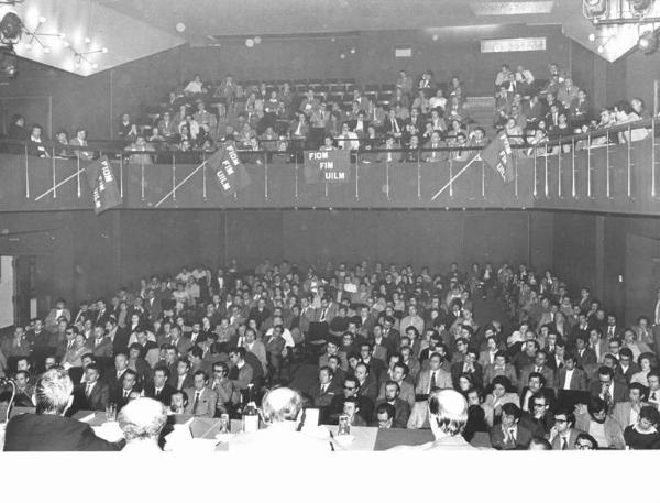 Piccolo Teatro - Interno - Congresso provinciale Fim Cisl - Panoramica sulla sala - Platea - Bandiera unitaria Fiom, Fim, Uilm