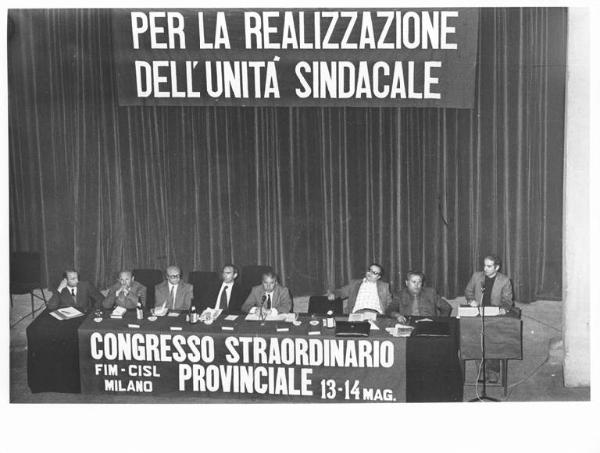 Piccolo Teatro - Interno - Congresso provinciale Fim Cisl - Palco - Tavolo della presidenza con oratori - Parola d'ordine