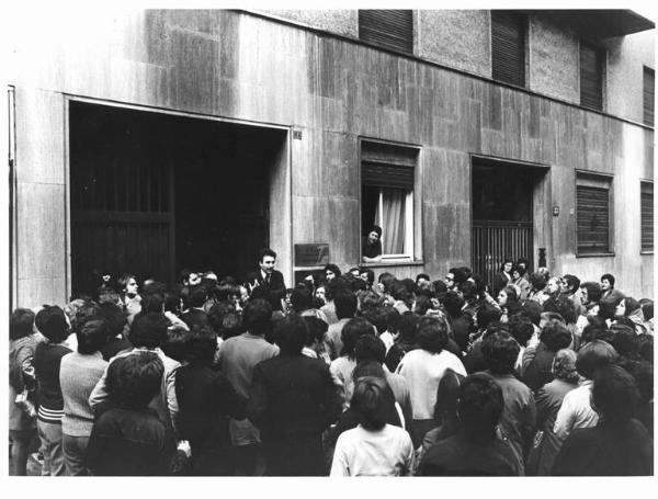 Sciopero dei lavoratori della Borletti - Presidio davanti all'ingresso della fabbrica in via Sanzio - Comizio