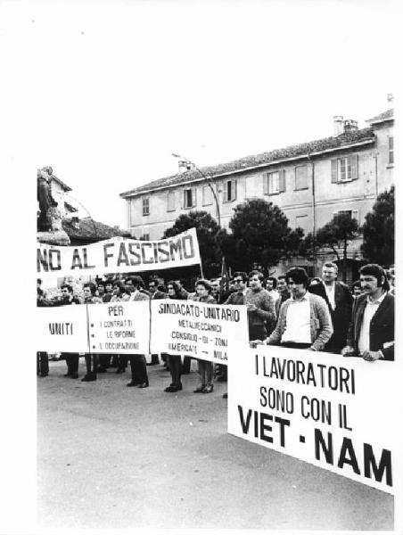 Manifestazione per il Vietnam - Comizio in piazza - Lavoratori con striscioni