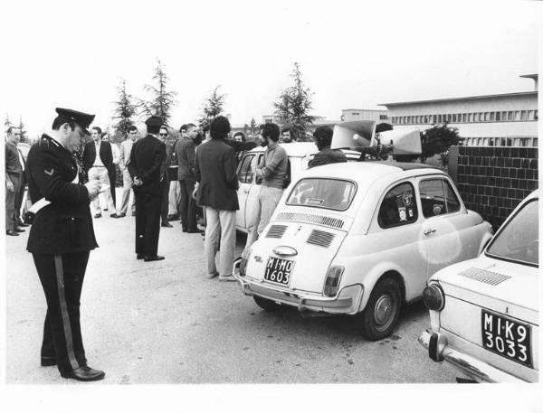 Picchetto dei lavoratori davanti all'Ibm - Carabiniere trascrive il numero della targa dell'auto con altoparlanti