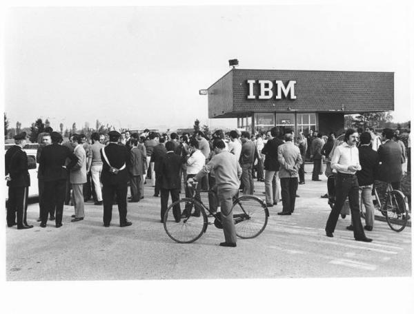 Picchetto dei lavoratori davanti all'Ibm - Presenza dei carabinieri - Insegna Ibm