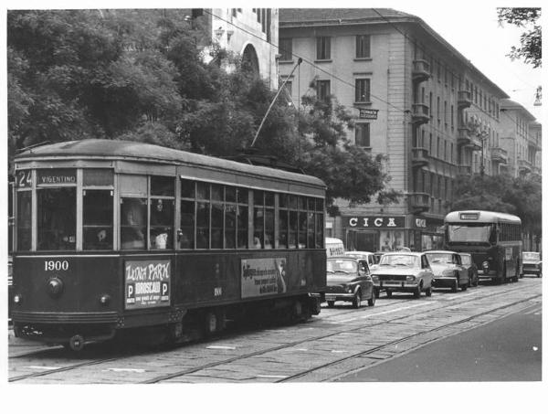 Traffico in città - Tram, automobili, autobus