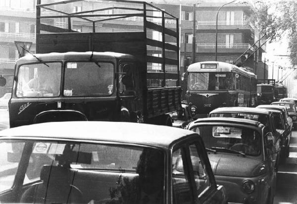 Traffico in città - Camion, automobili, autobus