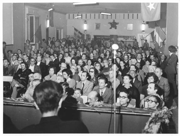 Sala a Niguarda - Interno - Assemblea con una delegazione del Vietnam - Panoramica sulla sala - Platea - Bandiere