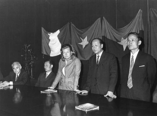 Assemblea con una delegazione del Vietnam - Interno - Tavolo della presidenza - Delegazione vietnamita - Bandiere