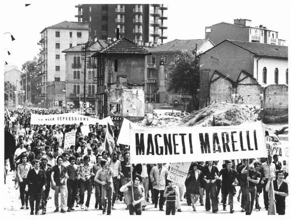 Sciopero dei lavoratori della Magneti Marelli - Corteo per le vie di Sesto San Giovanni - Striscioni - Cartelli