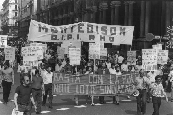 Sciopero nazionale dei lavoratori chimici - Corteo - Spezzone lavoratori della Montedison - Striscioni - Cartelli - Megafono