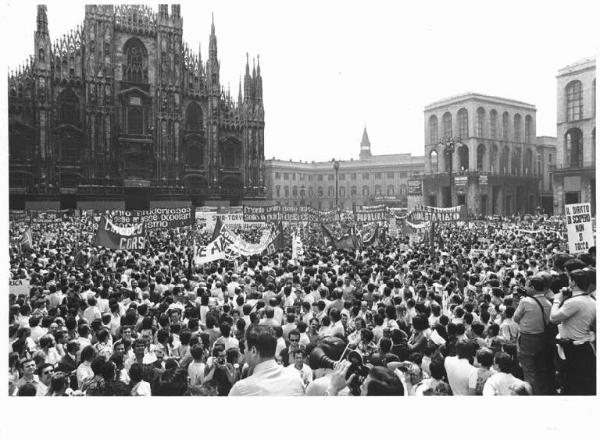 Sciopero nazionale dei lavoratori chimici - Comizio in piazza del Duomo - Luciano Lama al microfono - Fotografi - Folla di lavoratori - Striscioni - Cartelli - Il Duomo