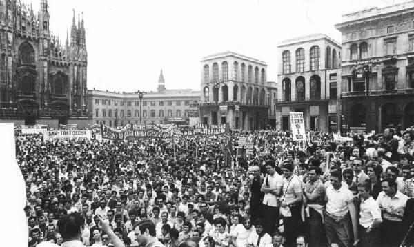 Sciopero nazionale dei lavoratori chimici - Comizio in piazza del Duomo - Folla di lavoratori - Luciano Lama al microfono - Striscioni - Cartelli