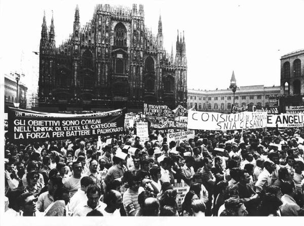 Sciopero nazionale dei lavoratori chimici - Comizio in piazza del Duomo - Folla di lavoratori - Striscioni - Cartelli - Il Duomo