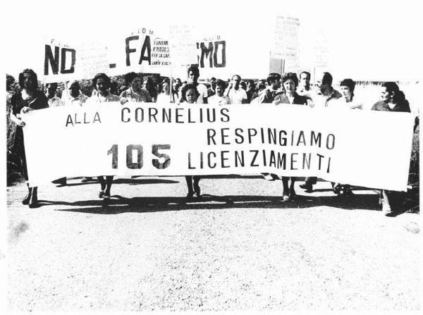 Sciopero dei lavoratori della Cornelius contro i licenziamenti - Corteo - Donne - Striscioni - Cartelli