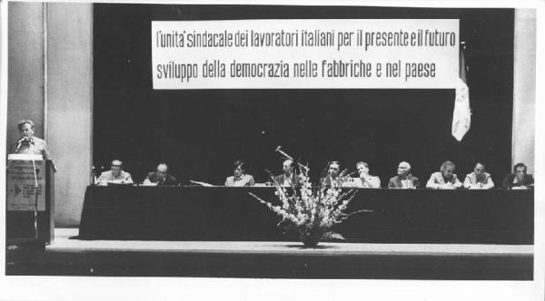 Teatro dell'Arte - Interno - Congresso provinciale straordinario della Cisl - Tavolo della presidenza - Roberto Romei al microfono - Parola d'ordine