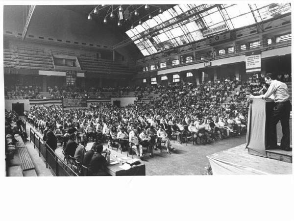 Palazzetto dello Sport - Interno - Congresso straordinario provinciale della Camera Confederale del Lavoro - Panoramica sulla sala - Platea - Lucio De Carlini al microfono - Striscioni