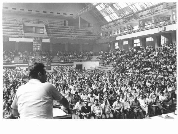 Palazzetto dello Sport - Interno - Congresso straordinario provinciale della Camera Confederale del Lavoro - Panoramica sulla sala - Platea - Luciano Lama di spalle al microfono - Striscioni