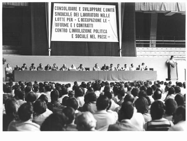 Palazzetto dello Sport - Interno - Congresso straordinario provinciale della Camera Confederale del Lavoro - Tavolo della presidenza - Lucio De Carlini al microfono - Parola d'ordine