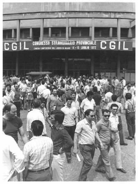 Palazzetto dello Sport - Congresso straordinario provinciale della Camera Confederale del Lavoro - Lavoratori escono dal palazzetto - Striscione del congresso