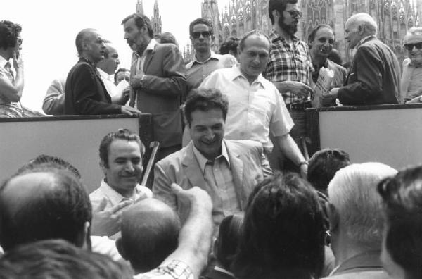 Sciopero nazionale dei lavoratori chimici - Comizio in piazza del Duomo - Luciano Lama scende dal palco seguito da Carlo Gerli