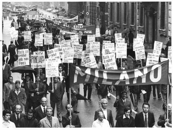 Sciopero regionale dei lavoratori edili - Corteo sotto la pioggia in corso Venezia - Spezzone lavoratori di Milano - Striscioni - Cartelli