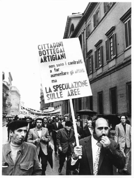 Sciopero regionale dei lavoratori edili - Corteo sotto la pioggia - Lavoratore con cartello - Striscioni