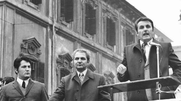 Sciopero regionale dei lavoratori edili - Comizio in piazza Santo Stefano - Palco - Giancarlo Pelacchini, segretario della Filca nazionale, al microfono