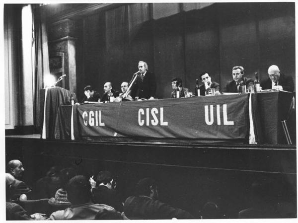 Teatro Nuovo - Interno - Assemblea dei quadri sindacali della federazione Cgil Cisl Uil di Milano - Tavolo della presidenza con (da sinistra a destra) Longoni, M. Pirola, P. Perotta, Raimoldi, M. Colombo, L. De Carlini, R. Romei, G. Polotti