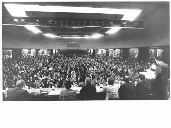 Teatro Nuovo - Interno - Assemblea dei quadri sindacali della federazione Cgil Cisl Uil di Milano - Panoramica sulla sala - Platea - Lucio De Carlini di spalle al microfono