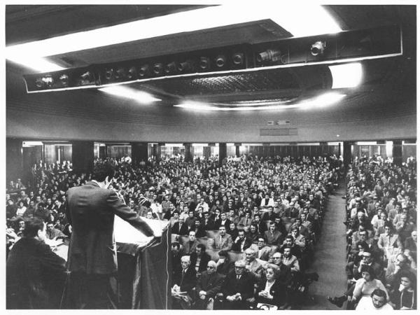 Teatro Nuovo - Interno - Assemblea dei quadri sindacali della federazione Cgil Cisl Uil di Milano - Panoramica sulla sala - Platea - Lucio De Carlini di spalle al microfono