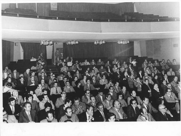 Teatro San Babila - Interno - Assemblea di costituzione della federazione regionale Cgil, Cisl, Uil - Platea