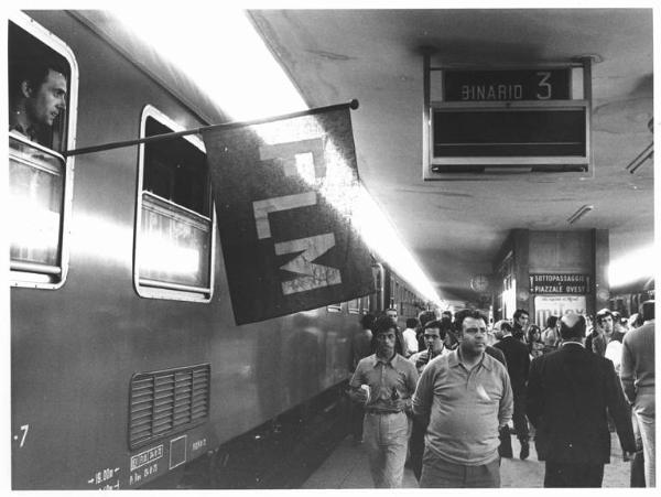 Manifestazione nazionale a Reggio Calabria per il Mezzogiorno e contro il fascismo - Stazione - Lavoratori in partenza da Milano per Reggio Calabria - Treno - Bandiera Flm