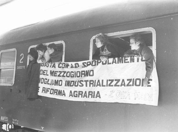 Manifestazione nazionale a Reggio Calabria per il Mezzogiorno e contro il fascismo - Stazione - Lavoratrici sul treno in partenza da Milano per Reggio Calabria - Striscione