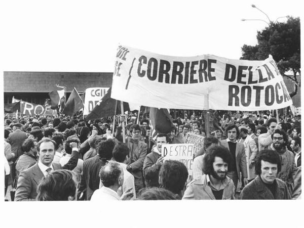 Manifestazione nazionale a Reggio Calabria per il Mezzogiorno e contro il fascismo - Lavoratori al comizio - Striscione dei lavoratori del Corriere della Sera - Cartelli - Bandiere