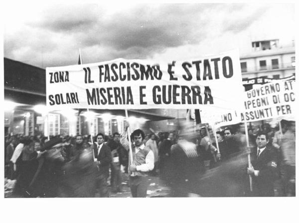 Manifestazione nazionale a Reggio Calabria per il Mezzogiorno e contro il fascismo - Corteo - Spezzone lavoratori della Zona Solari - Striscioni