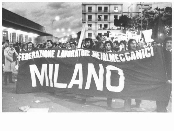 Manifestazione nazionale a Reggio Calabria per il Mezzogiorno e contro il fascismo - Corteo - Spezzone lavoratori metalmeccanici di Milano - Striscione - Cartelli