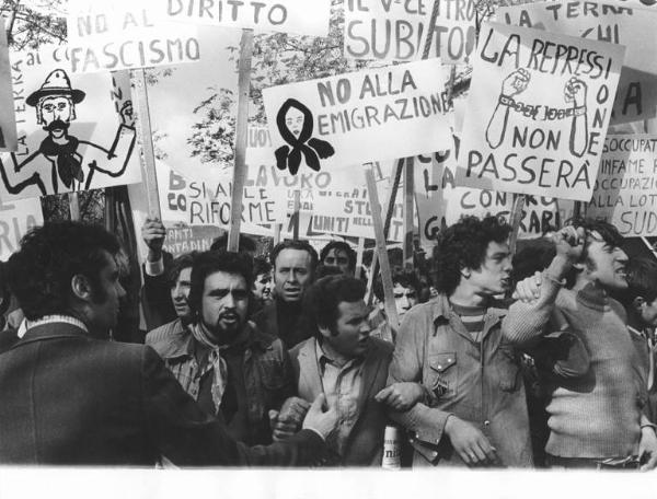 Manifestazione nazionale a Reggio Calabria per il Mezzogiorno e contro il fascismo - Corteo - Lavoratori con cartelli