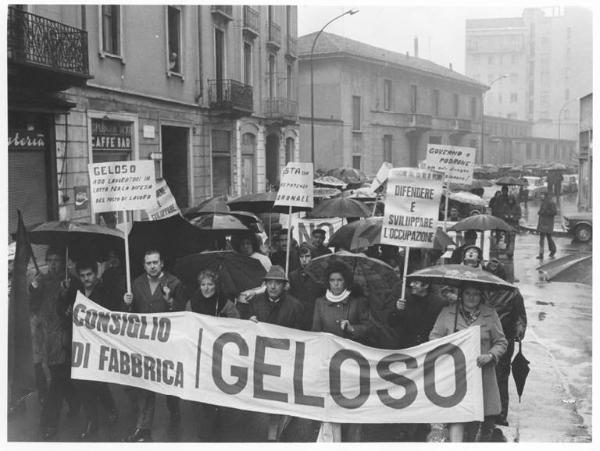 Sciopero dei metalmeccanici di Porta Romana a fianco dei lavoratori della Geloso per il contratto e l'occupazione - Corteo sotto la pioggia - Spezzone lavoratori della Geloso - Striscione - Cartelli