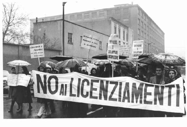 Sciopero dei metalmeccanici di Porta Romana a fianco dei lavoratori della Geloso per il contratto e l'occupazione - Corteo sotto la pioggia - Striscione - Cartelli