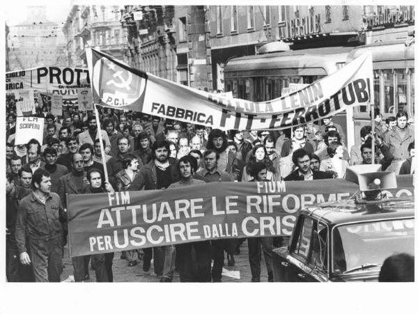 Sciopero regionale per le riforme e lo sviluppo economico - Corteo in via Dante - Operai con tuta da lavoro - Spezzone lavoratori della Ferrotubi - Striscioni - Cartelli