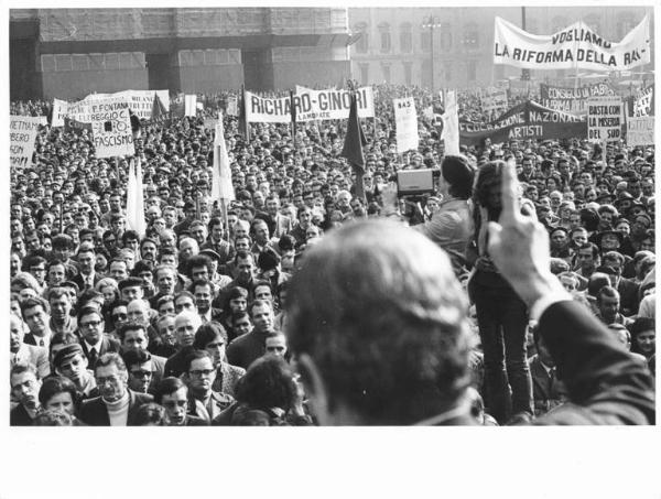 Sciopero regionale per le riforme e lo sviluppo economico - Comizio in piazza del Duomo - Folla di lavoratori - Bruno Storti, di spalle, al microfono - Striscioni - Cartelli - Bandiere