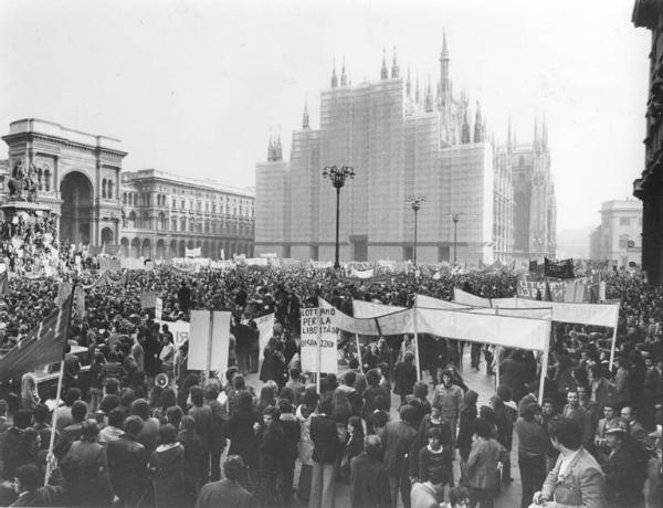 Sciopero regionale per le riforme e lo sviluppo economico - Comizio in piazza del Duomo - Panoramica sulla piazza - Folla di lavoratori - Striscioni - Cartelli - Il Duomo con impalcature