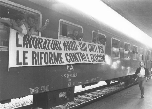 Manifestazione nazionale a Reggio Calabria per il Mezzogiorno e contro il fascismo - Stazione - Lavoratori sul treno in partenza da Milano per Reggio Calabria - Striscione