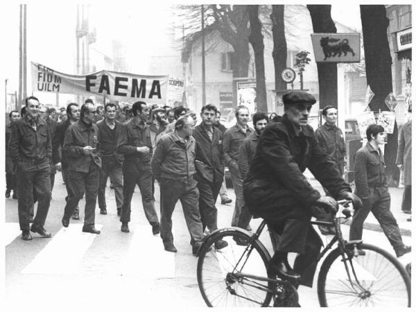 Sciopero nazionale dei metallurgici per il contratto, 40 manifestazioni di zona - Corteo zona Lambrate - Operai con tuta da lavoro - Spezzone lavoratori della Faema - Striscione