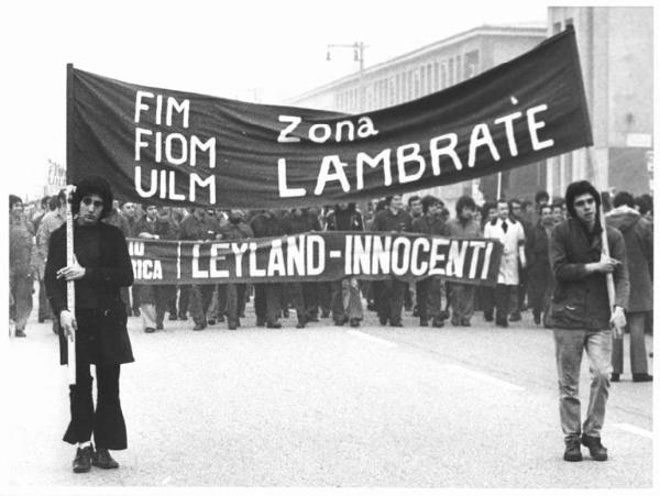 Sciopero nazionale dei metallurgici per il contratto, 40 manifestazioni di zona - Corteo zona Lambrate - Operai con tuta da lavoro - Spezzone lavoratori della Leyland Innocenti - Striscioni