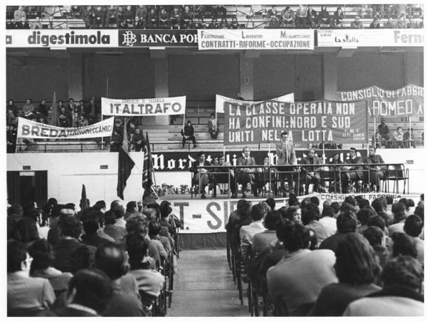 Palalido - Interno - Manifestazione delle fabbriche a partecipazione statale - Tavolo della presidenza con Leonardo Banfi e Antonio Pizzinato - Striscioni - Bandiere